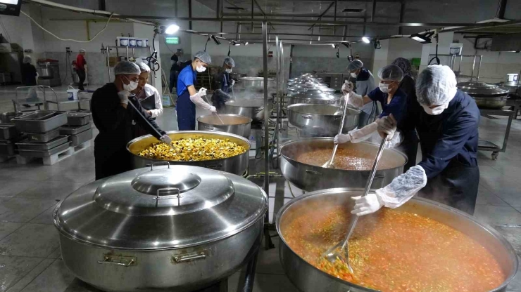 Gaziantep’te Öğrenciler Günde 12 Bin Kişiye Yemek Hazırlıyor