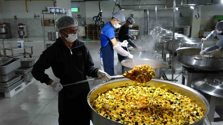 Gaziantep’te Öğrenciler Günde 12 Bin Kişiye Yemek Hazırlıyor