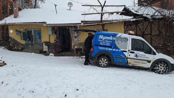Yaşlı Kadın Engelli Oğluna 61 Yıldır ‘bebek’ Gibi Bakıyor: Azmiyle Örnek Oluyor