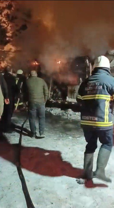 Gece Yarısı Facia Gibi Olay.. Kars'ta Araç Yangını Panik Yarattı!