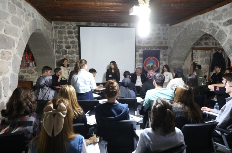 Mektep Melikgazi’de Eğitim Alan Gençler Topluma Işık Olacaklar