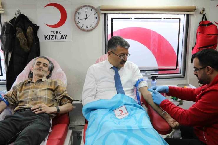 Vali Çelik, Kan Verdi Ve Kan Bağışı İçin Çağrı Yaptı