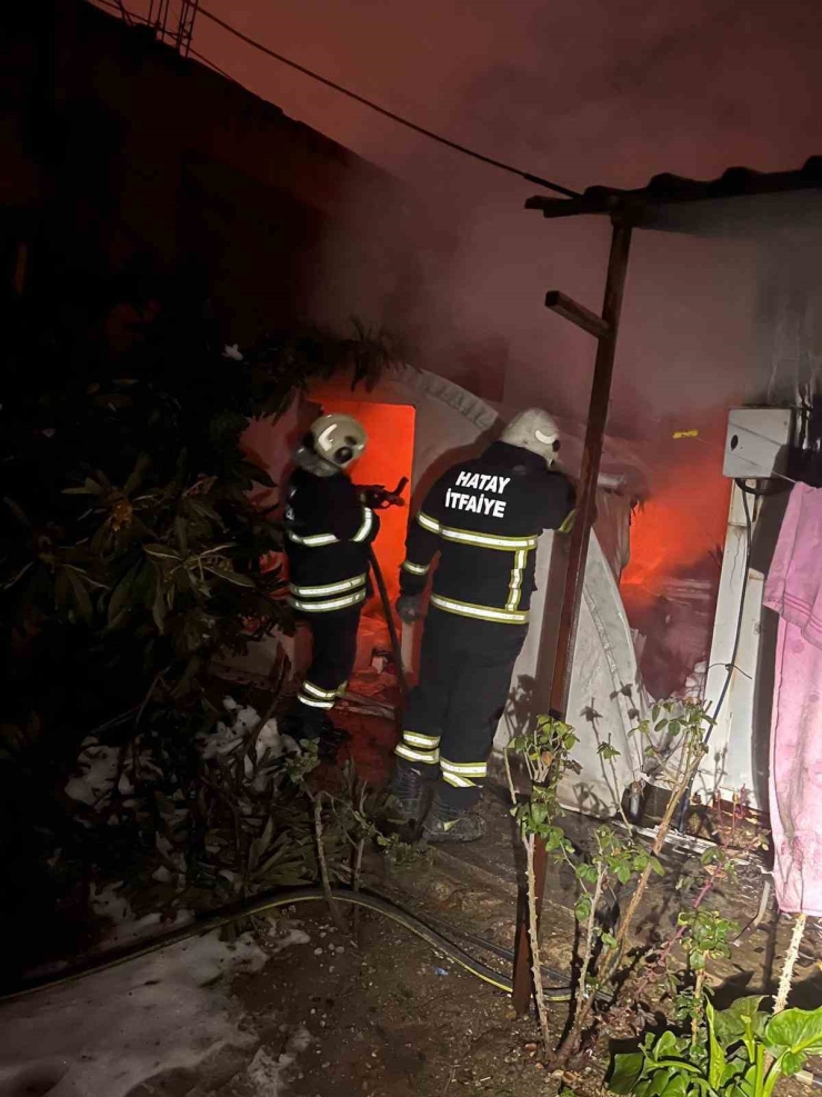 Altınözü’nde Konteyner Ve Çadır Yandı