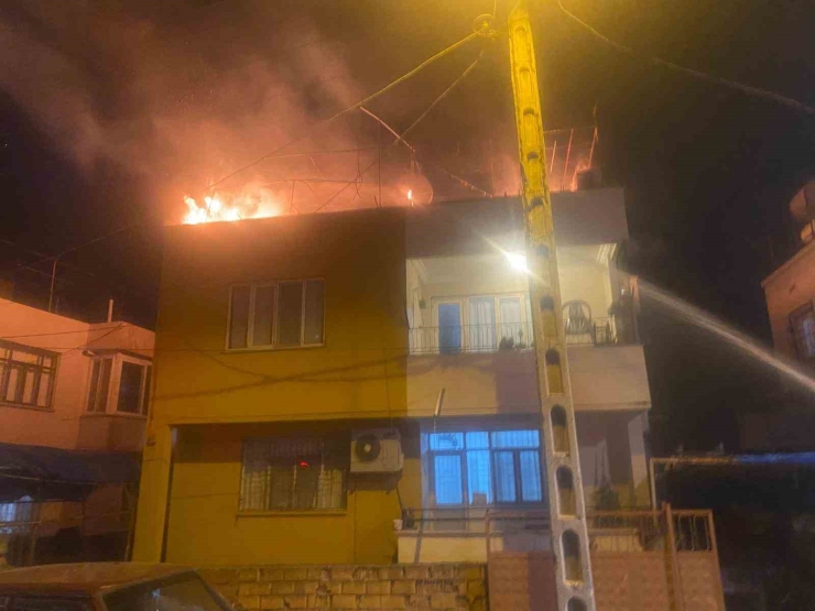 Hatay’da Müstakil Evin Damı Alevlere Teslim Oldu