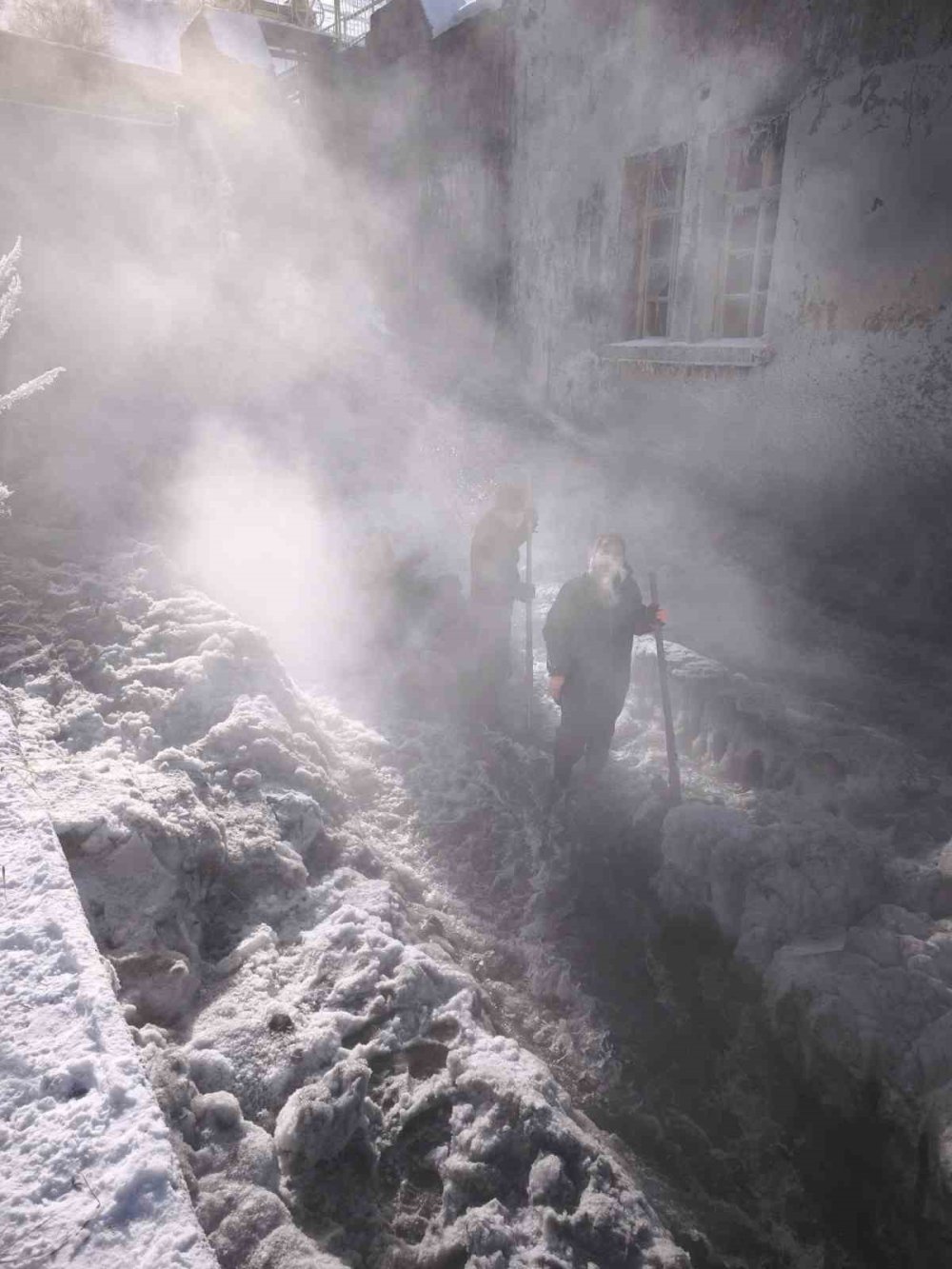 HES Çalışanlarının Zorlu Buz Mesaisi.. Eksi 30 Derecede Mücadele!