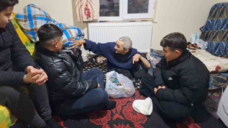 Yaşlı Kadın Engelli Oğluna 61 Yıldır ‘bebek’ Gibi Bakıyor: Azmiyle Örnek Oluyor