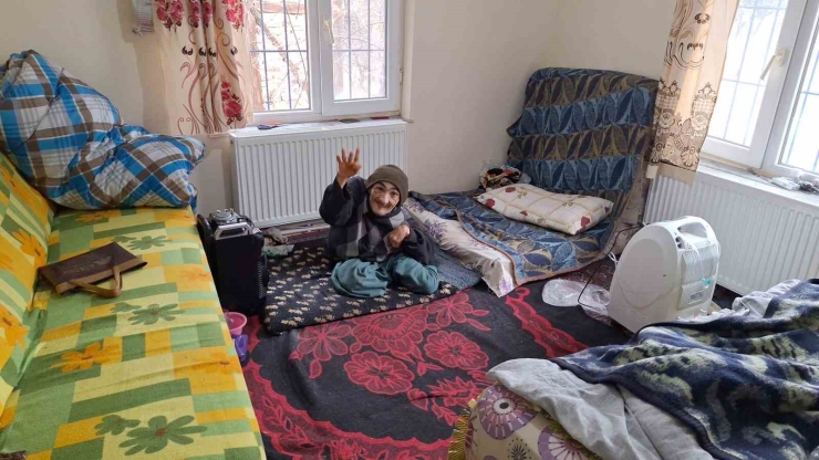 Yaşlı Kadın Engelli Oğluna 61 Yıldır ‘bebek’ Gibi Bakıyor: Azmiyle Örnek Oluyor