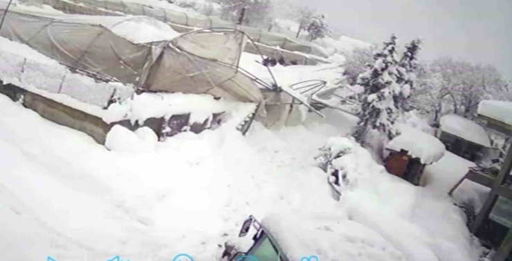 Seraların Çökme Anı Kamerada: Kar Altında Kaldı, Komşularının Yardımıyla Kurtarıldı