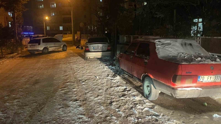 Karaman’da Park Halindeki 2 Araca Çarpan Otomobilin Sürücüsü Kaza Yerini Terk Etti