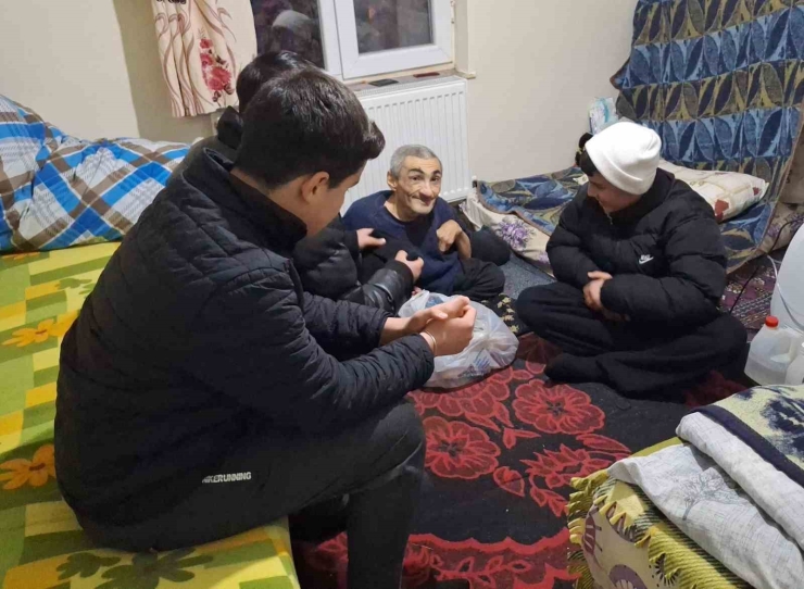 Yaşlı Kadın Engelli Oğluna 61 Yıldır ‘bebek’ Gibi Bakıyor: Azmiyle Örnek Oluyor