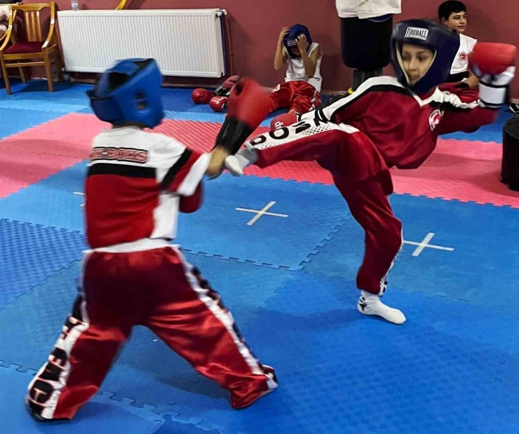 Körfezli Kick Boksçulardan Şampiyona Öncesi Güç Birliği