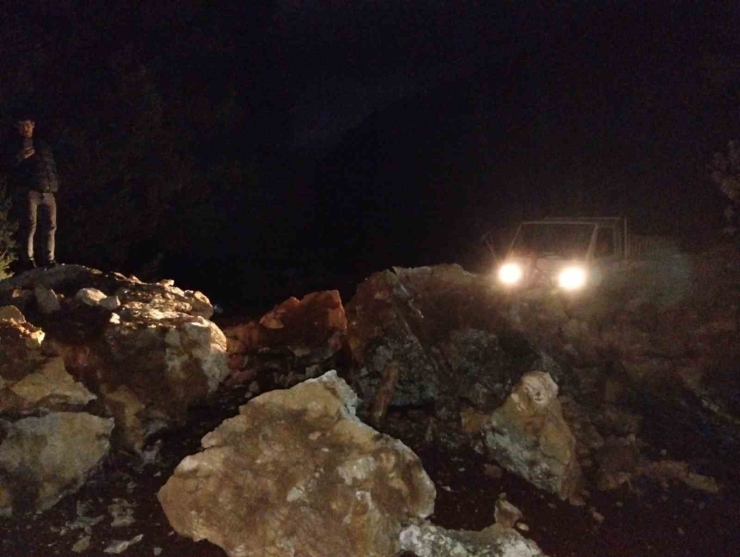 Marmaris’te Dev Kayalar Orman Yolunu Kapattı