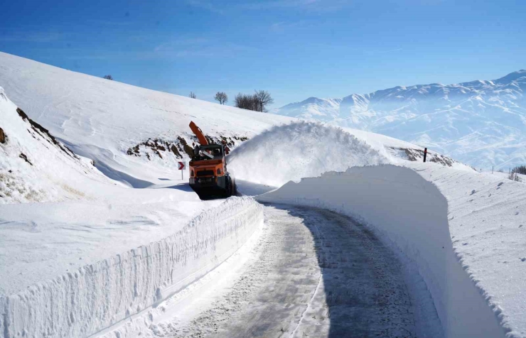 Hasköy-mutki Güvenlik Yolunda Çığ Riskine Rağmen Karla Mücadele Sürüyor