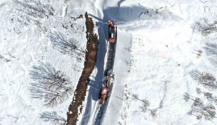 Hasköy-mutki Güvenlik Yolunda Çığ Riskine Rağmen Karla Mücadele Sürüyor