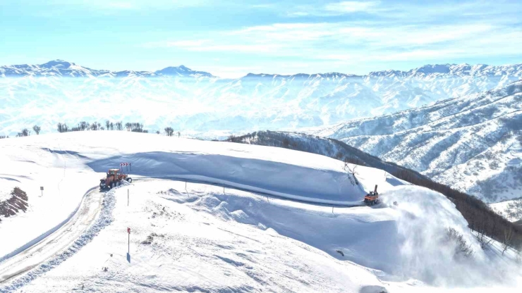 Hasköy-mutki Güvenlik Yolunda Çığ Riskine Rağmen Karla Mücadele Sürüyor