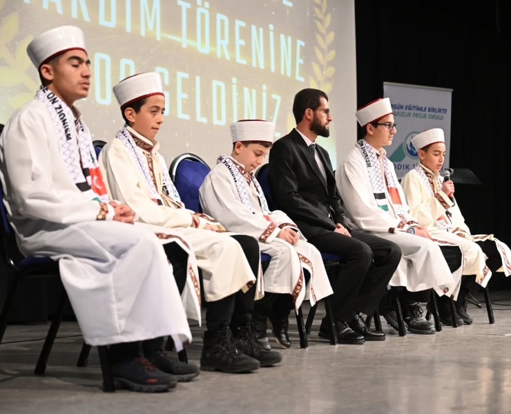 71 Öğrencinin Hafızlık Gururu Taçlandırıldı