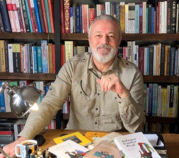 Ünal Ersözlü’nün ’böğürtlen Öpücüğü’ Kitabı Raflarda Yerini Aldı