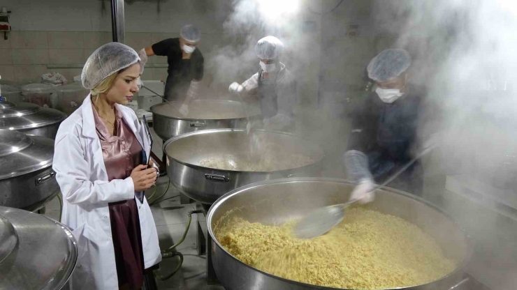 Gaziantep’te Öğrenciler Günde 12 Bin Kişiye Yemek Hazırlıyor