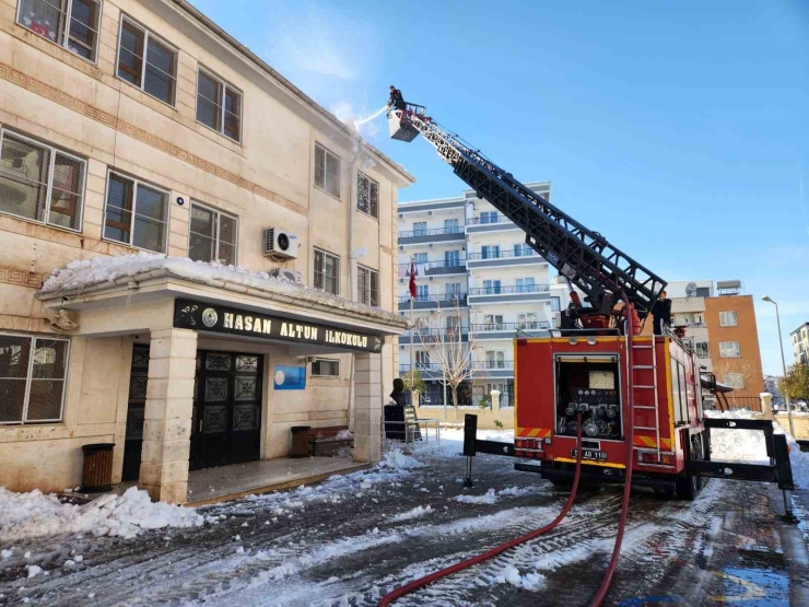 Siirt’te Cadde, Sokak Ve Okulların Çatısındaki Kar Kütlesi İtfaiye Tarafından Temizleniyor