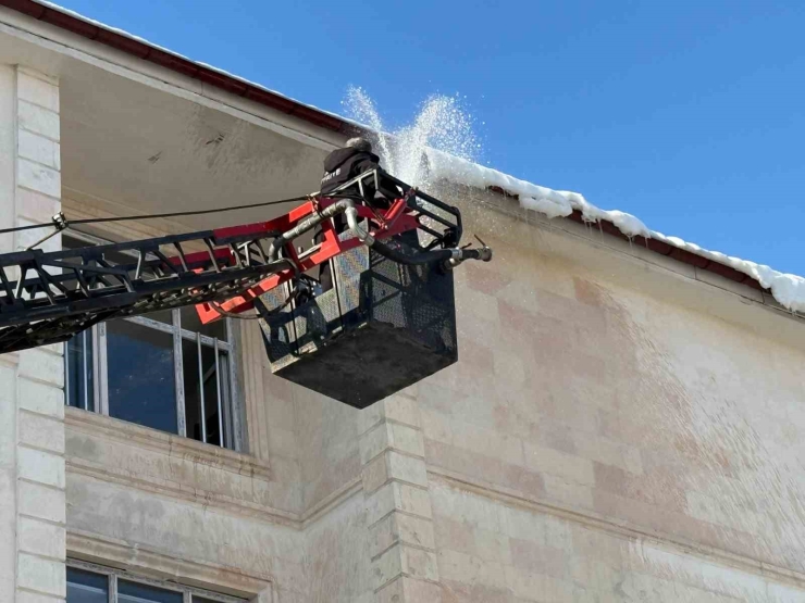 Siirt’te Cadde, Sokak Ve Okulların Çatısındaki Kar Kütlesi İtfaiye Tarafından Temizleniyor