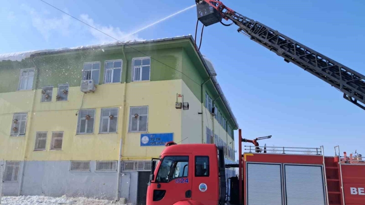 Siirt’te Cadde, Sokak Ve Okulların Çatısındaki Kar Kütlesi İtfaiye Tarafından Temizleniyor