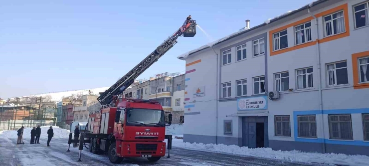 Siirt’te Cadde, Sokak Ve Okulların Çatısındaki Kar Kütlesi İtfaiye Tarafından Temizleniyor