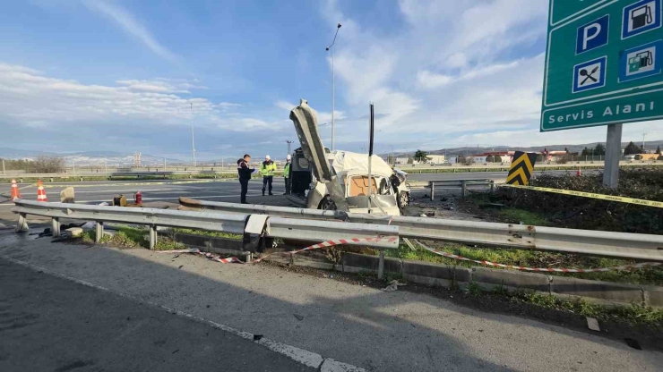 Ticari Araç Bariyerlere Ok Gibi Saplandı: 2 Kişinin Hayatını Kaybettiği Feci Kaza Kamerada
