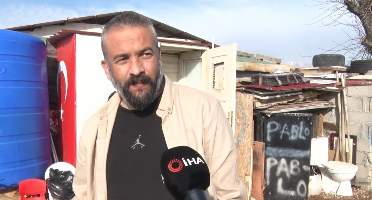 Yolunu Şaşıran Kuğu, Ankara’da Bir Evin Bahçesine Düştü