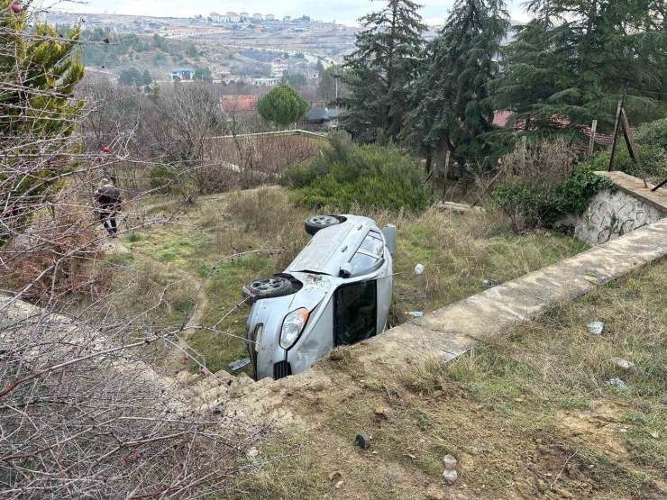 Uşak’ta Kontrolden Çıkan Otomobil Bahçeye Devrildi: 1 Yaralı