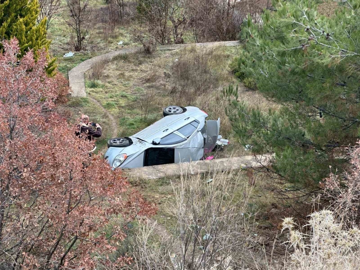 Uşak’ta Kontrolden Çıkan Otomobil Bahçeye Devrildi: 1 Yaralı