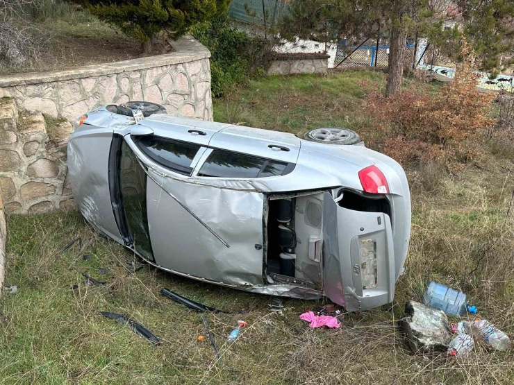 Uşak’ta Kontrolden Çıkan Otomobil Bahçeye Devrildi: 1 Yaralı