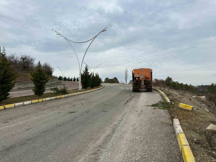 Uşak’ta Kontrolden Çıkan Otomobil Bahçeye Devrildi: 1 Yaralı