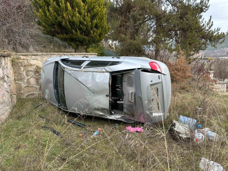 Uşak’ta Kontrolden Çıkan Otomobil Bahçeye Devrildi: 1 Yaralı