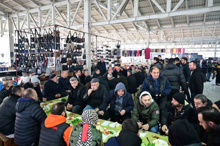 Başkan Yılmaz, Pazar Esnafıyla Buluştu