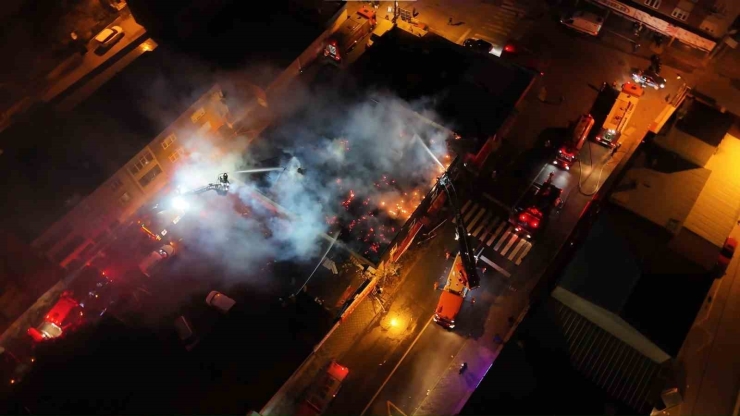 Ataşehir’de İki Katlı Binanın Çatısında Yangın