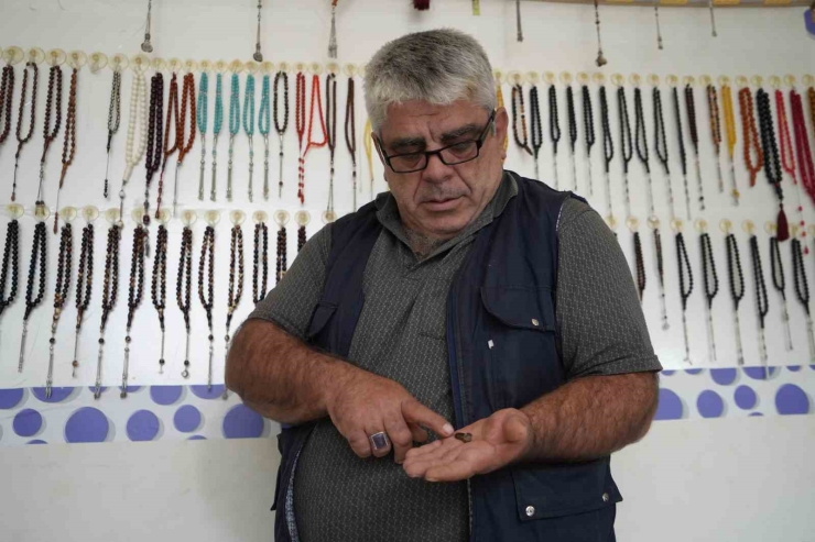 Bayburtlu Kehribar Ustası İşlediği Taşta Milyonlarca Yıllık Böcek Fosili Buldu