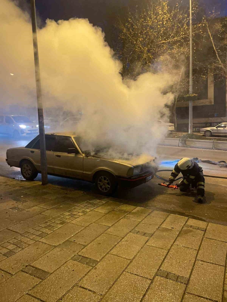 Bilecik’te Park Halindeki Otomobil Alev Alev Yandı