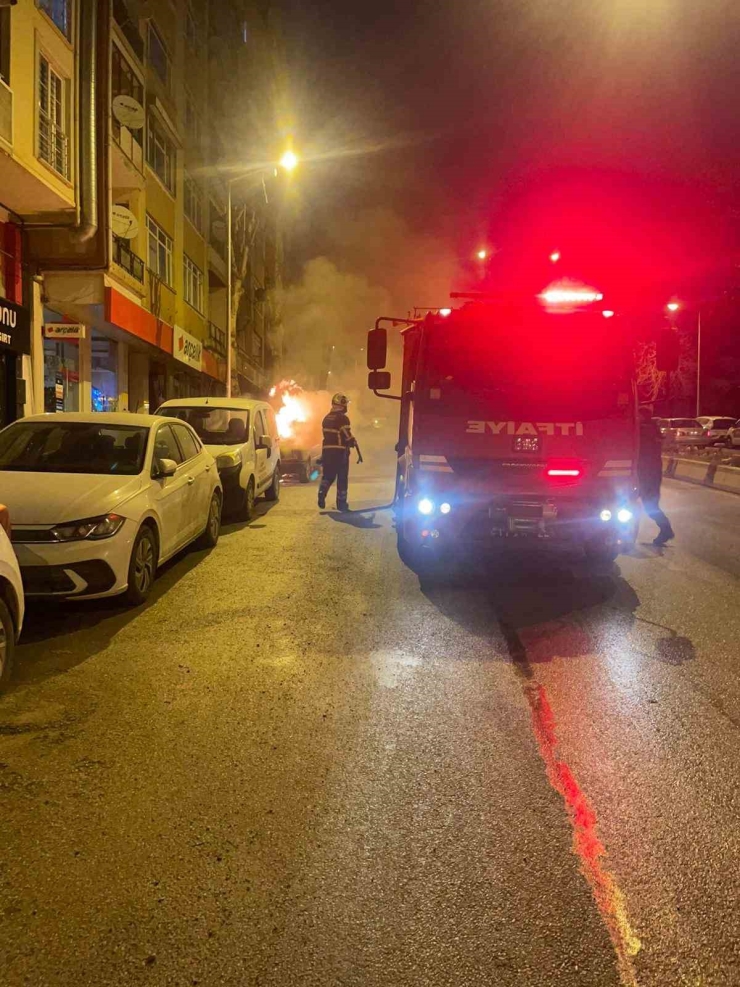 Bilecik’te Park Halindeki Otomobil Alev Alev Yandı