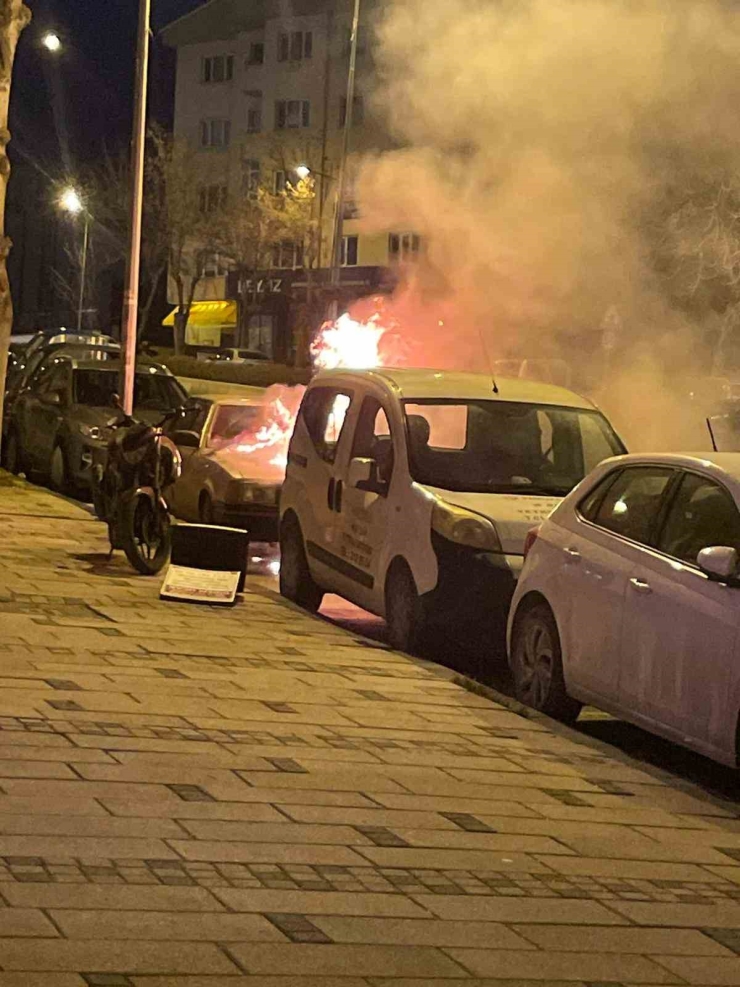 Bilecik’te Park Halindeki Otomobil Alev Alev Yandı