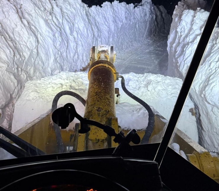 Bitlis’te Köy Yolları Tek Tek Açılıyor