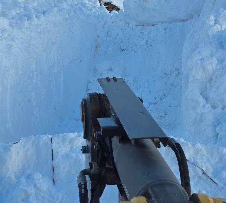 Bitlis’te Köy Yolları Tek Tek Açılıyor