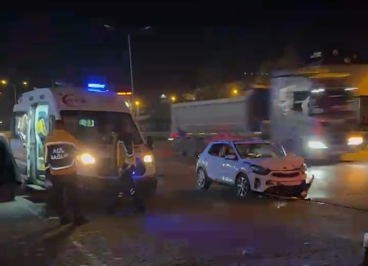 İ̇negöl’de Otomobiller Çarpıştı: 1’i Çocuk 3 Yaralı