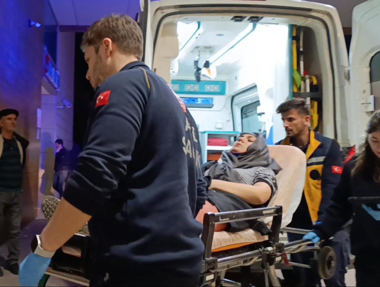 İ̇negöl’de Otomobiller Çarpıştı: 1’i Çocuk 3 Yaralı