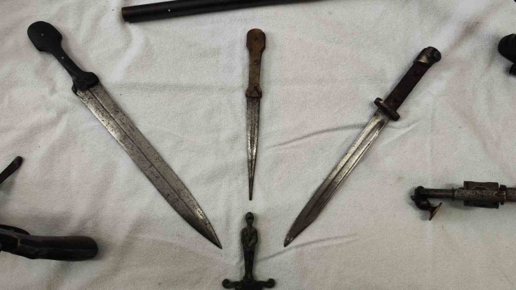 Bursa’da Tarihi Eser Operasyonu: Çok Sayıda Silah Ve Obje Ele Geçirildi