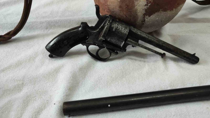 Bursa’da Tarihi Eser Operasyonu: Çok Sayıda Silah Ve Obje Ele Geçirildi