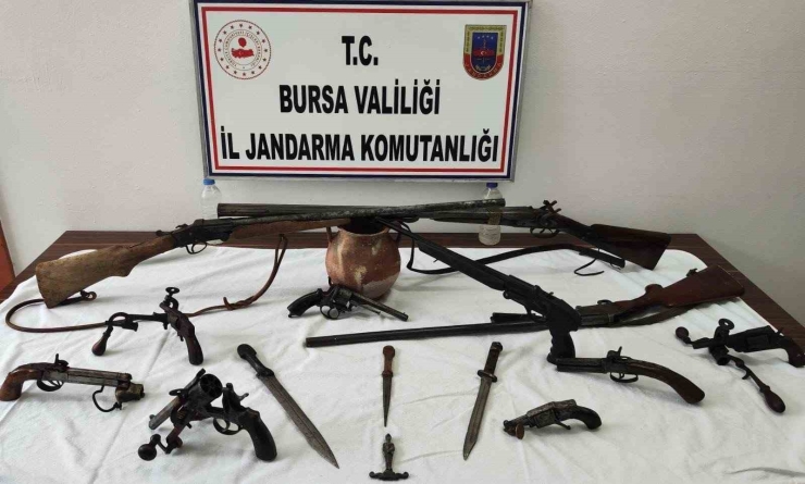 Bursa’da Tarihi Eser Operasyonu: Çok Sayıda Silah Ve Obje Ele Geçirildi
