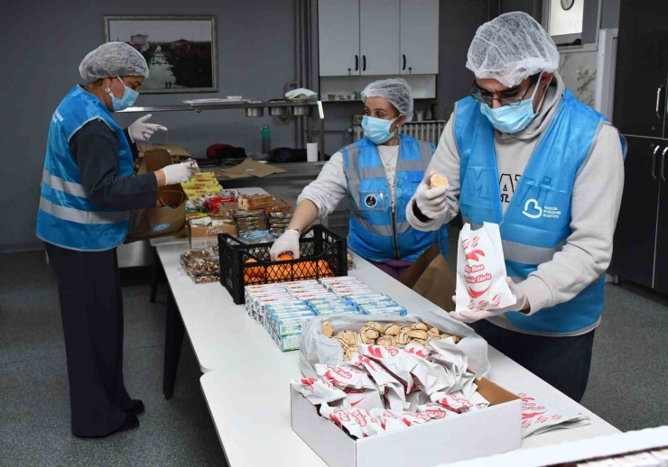 Büyükşehir’in Beslenme Paketi Aileleri De, Öğrencileri De Sevindiriyor