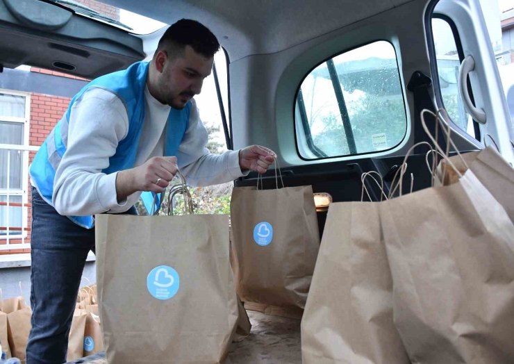 Büyükşehir’in Beslenme Paketi Aileleri De, Öğrencileri De Sevindiriyor