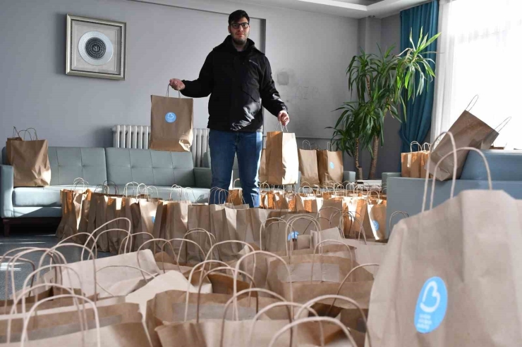 Büyükşehir’in Beslenme Paketi Aileleri De, Öğrencileri De Sevindiriyor