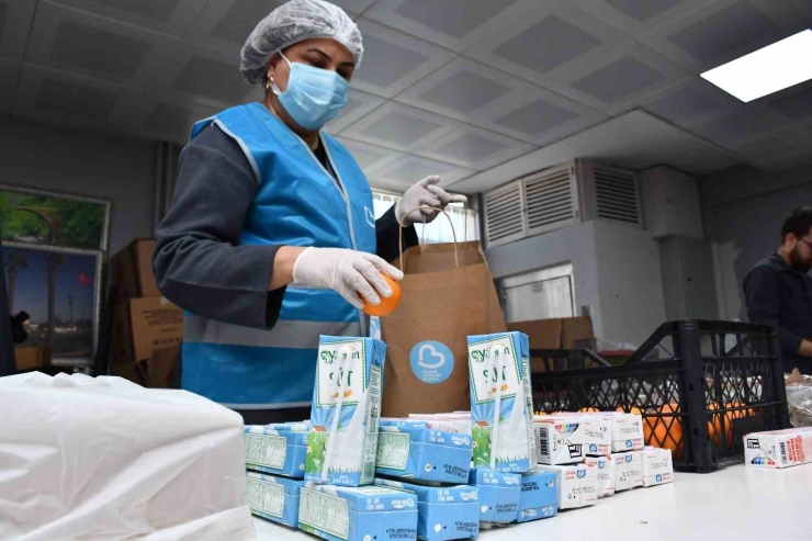 Büyükşehir’in Beslenme Paketi Aileleri De, Öğrencileri De Sevindiriyor